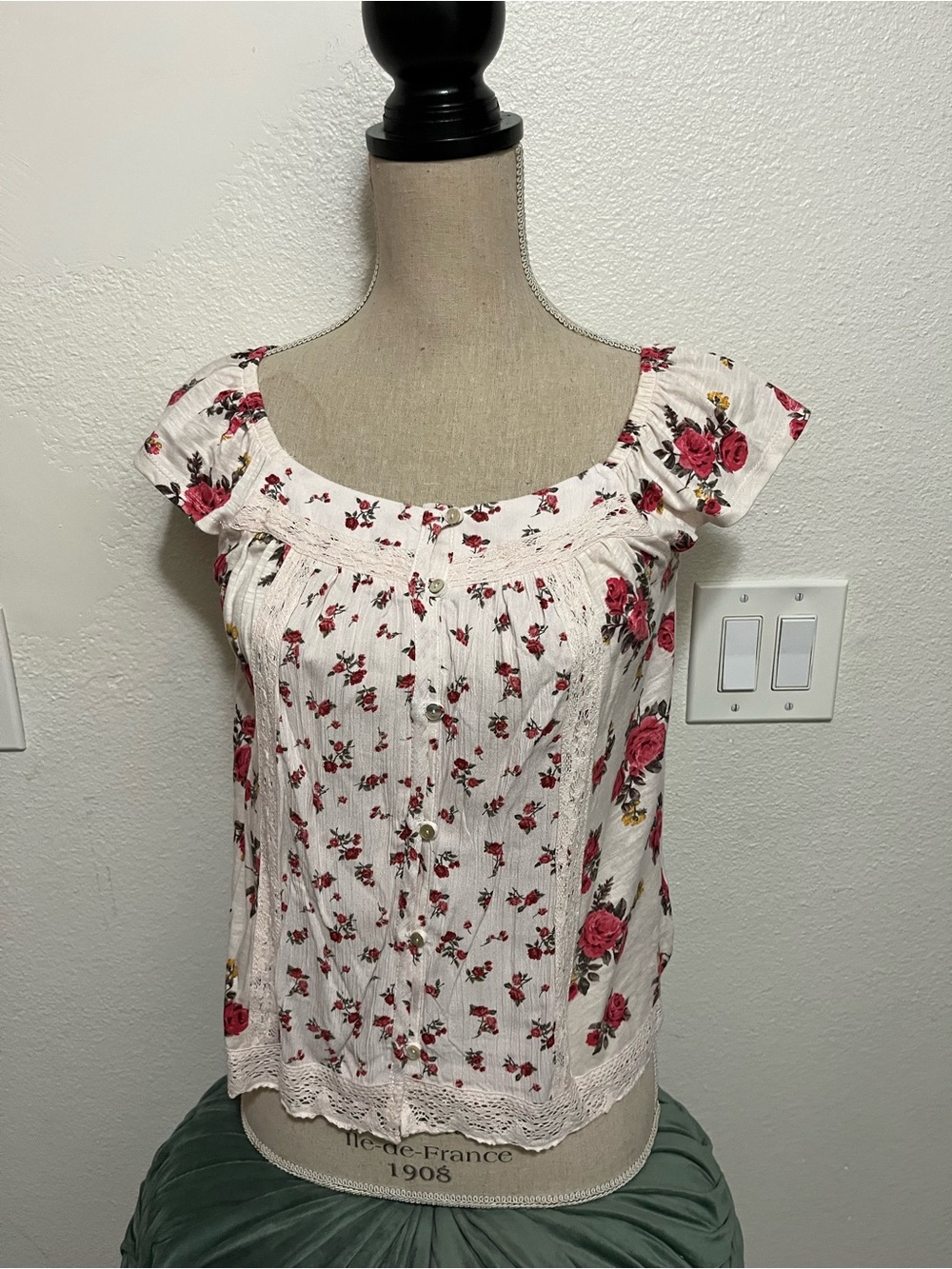 Rewind White Floral Button-Front Cap Sleeve Top